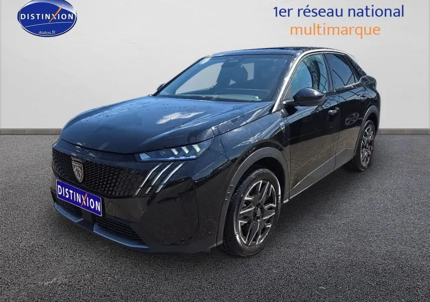 Peugeot 3008 noir perla nera en 3/4 avant droit avec phares LED et jantes alliage visibles.