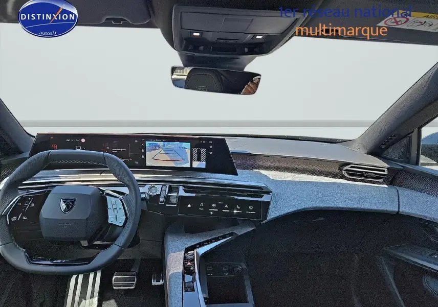 Intérieur moderne du Peugeot 3008 2025, vue du tableau de bord et volant multifonction en cuir.