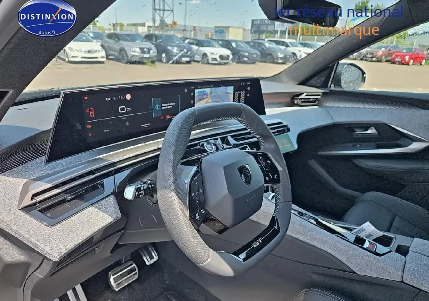 Intérieur du Peugeot 3008 Hybrid 2025 vu côté conducteur, volant compact et tableau de bord numérique moderne.