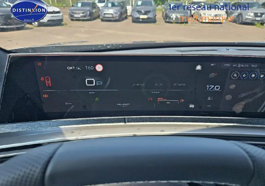 Vue rapprochée du tableau de bord numérique du Peugeot 3008 noir perla nera, affichant les indicateurs de conduite.