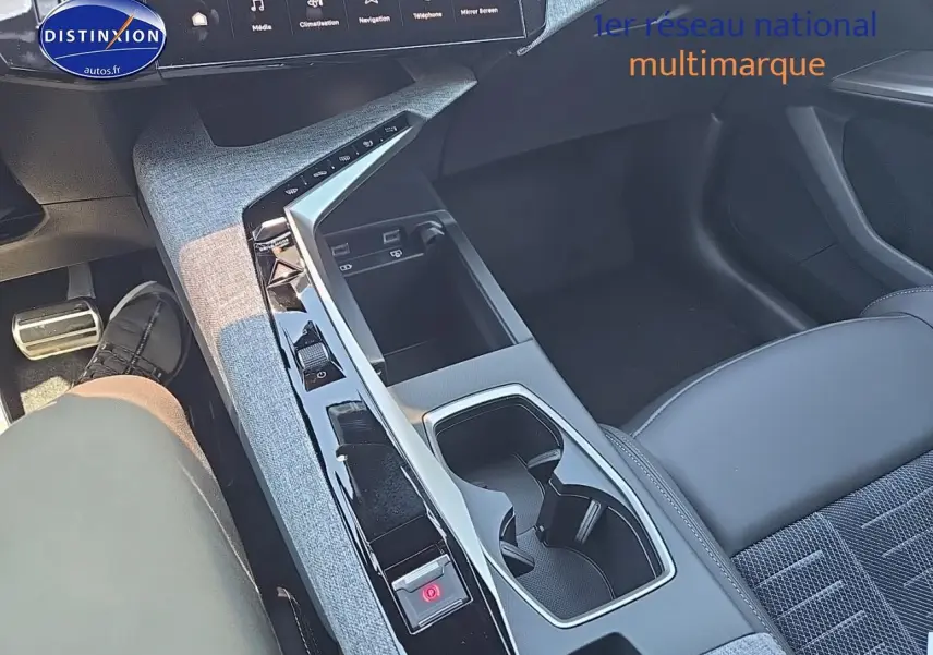 Vue intérieure centrée sur la console centrale et accoudoir avant du Peugeot 3008 noir perla nera 2025.