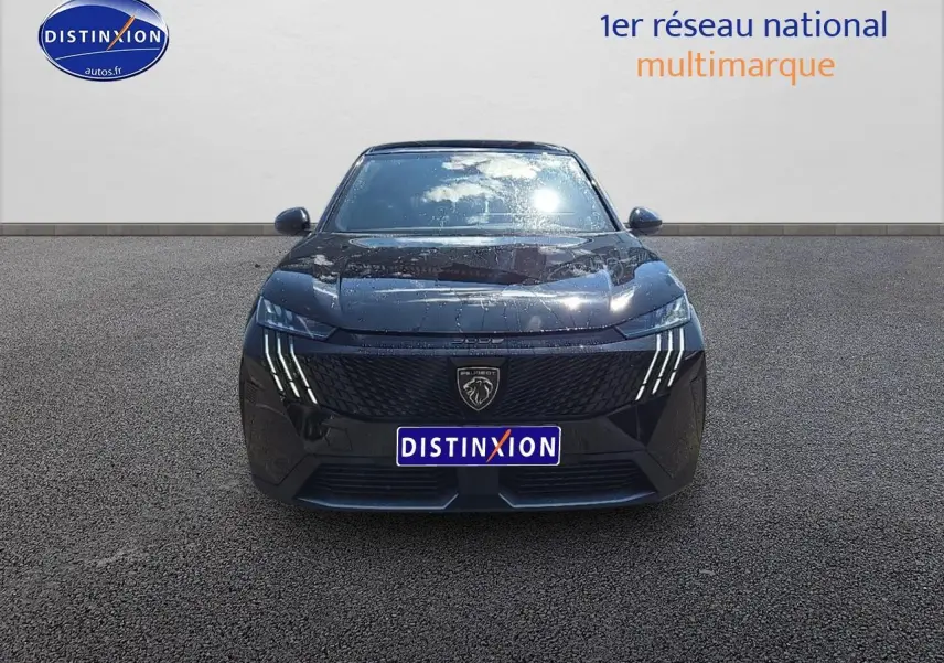 Vue frontale d'un Peugeot 3008 noir Perla Nera avec phares LED et calandre au lion distinctif