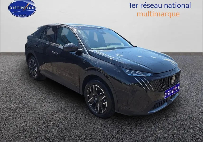 Peugeot 3008 noir perla nera en 3/4 avant droit, avec calandre distinctive et jantes alu modernes.