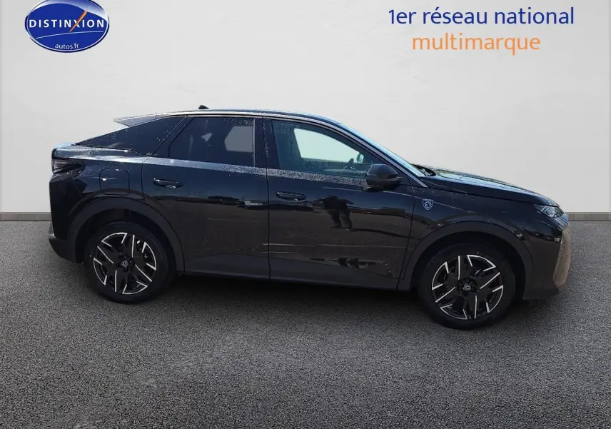 Peugeot 3008 noir perla nera en profil côté gauche, soulignant ses jantes alu et lignes modernes.