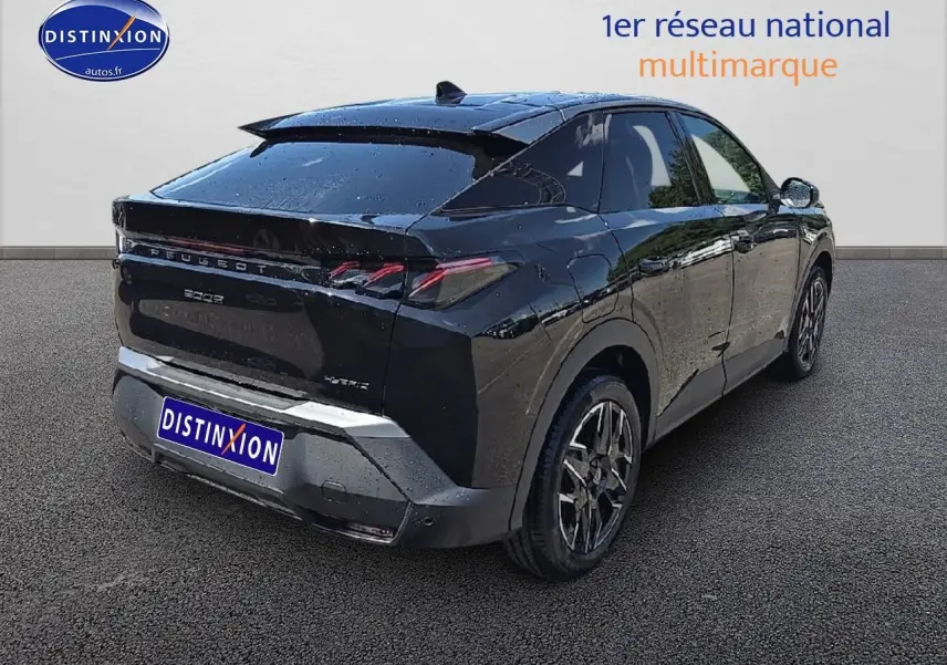 Vue 3/4 arrière droite d'un Peugeot 3008 noir perla nera avec feux arrière LED et jantes alliage distinctives.