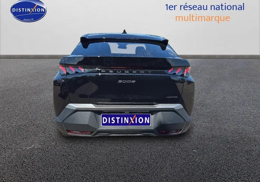 Vue arrière d'un Peugeot 3008 noir Perla Nera avec feux LED et becquet arrière distinctif.