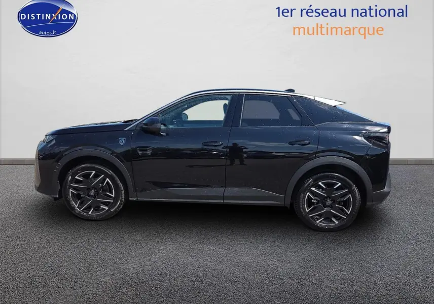 Profil côté gauche du Peugeot 3008 noir perla nera 2025 avec jantes alu et vitres arrière surteintées.