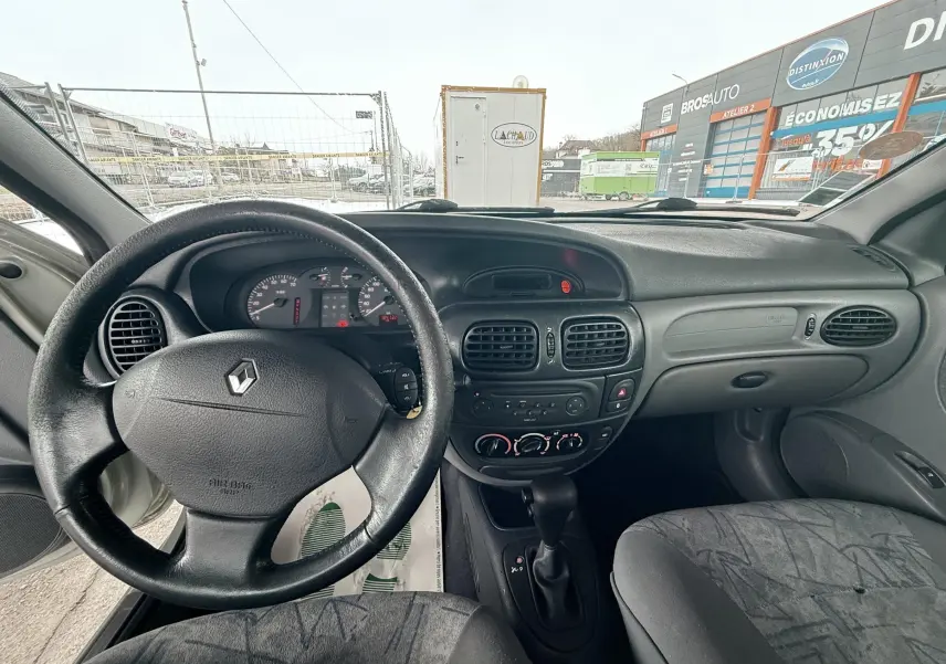 Vue intérieure avant du tableau de bord et volant noir d'une Renault Mégane 1.6 essence de 2000 avec boîte automatique.