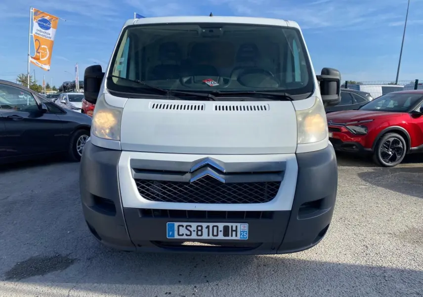 Vue frontale d'un Citroën Jumper blanc de 2013 avec calandre noire et plaque d'immatriculation française visible