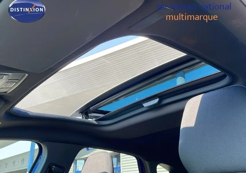 Toit ouvrant panoramique ouvert sur l'intérieur noir du Renault Captur E-Tech Hybrid 2025 bleu iron metal.