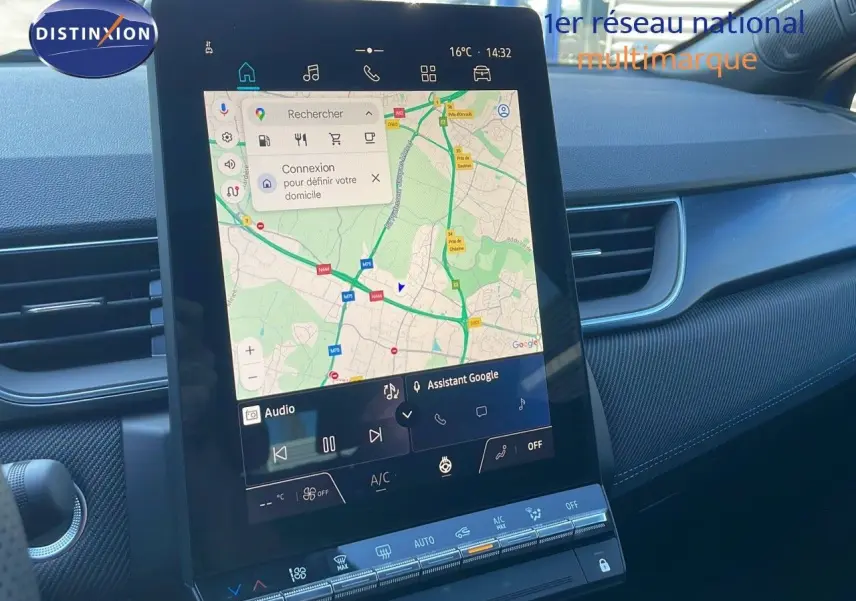 Écran tactile central du tableau de bord du Renault Captur E-Tech Hybrid 2025 affichant une carte GPS en navigation.