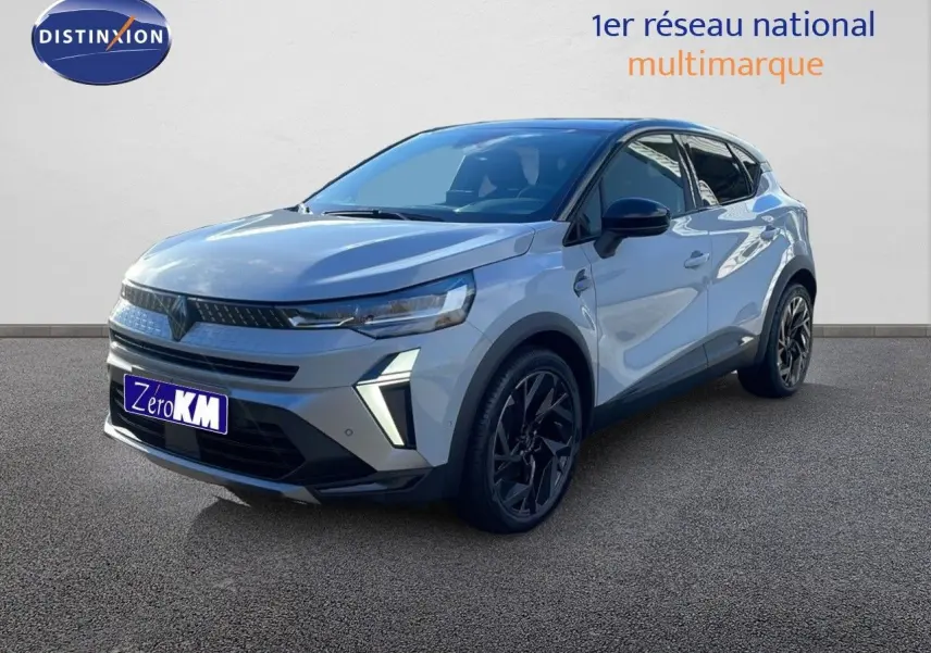 Renault Captur E-Tech gris Rafale métal avec toit noir, vue 3/4 avant mettant en valeur ses feux LED et jantes noires.