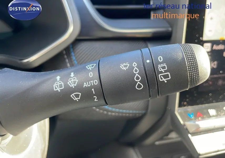 Gros plan sur la commande des essuie-glaces dans l'habitacle du Renault Captur gris Rafale toit noir.