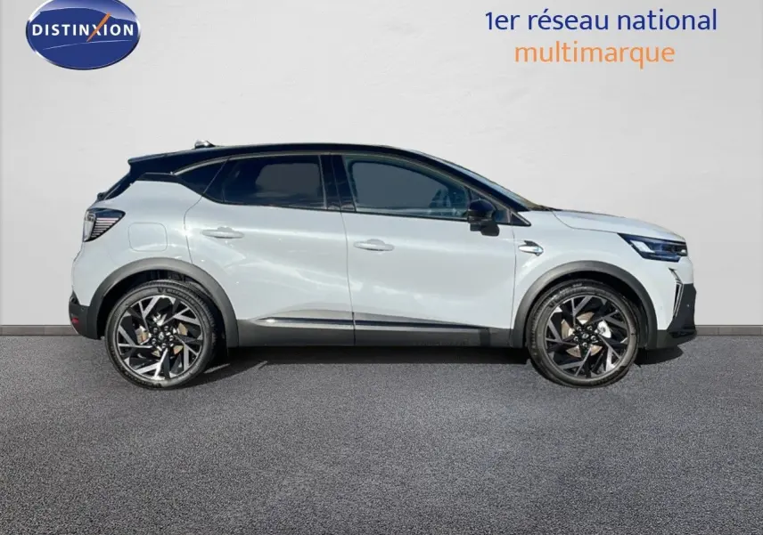 Profil latéral droit d'un Renault Captur E-Tech hybride gris rafale métal avec toit noir et jantes noires distinctives.