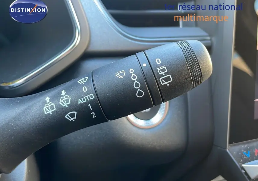 Gros plan sur la commande des essuie-glaces du Renault Captur E-Tech hybride, intérieur noir et gris.