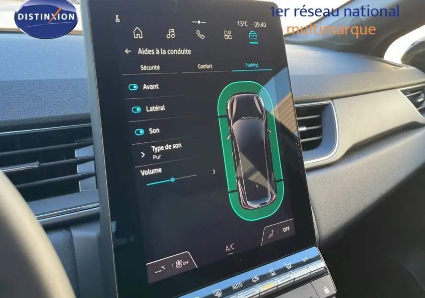 Écran tactile central affichant les aides à la conduite dans l'habitacle moderne du Renault Captur hybride.