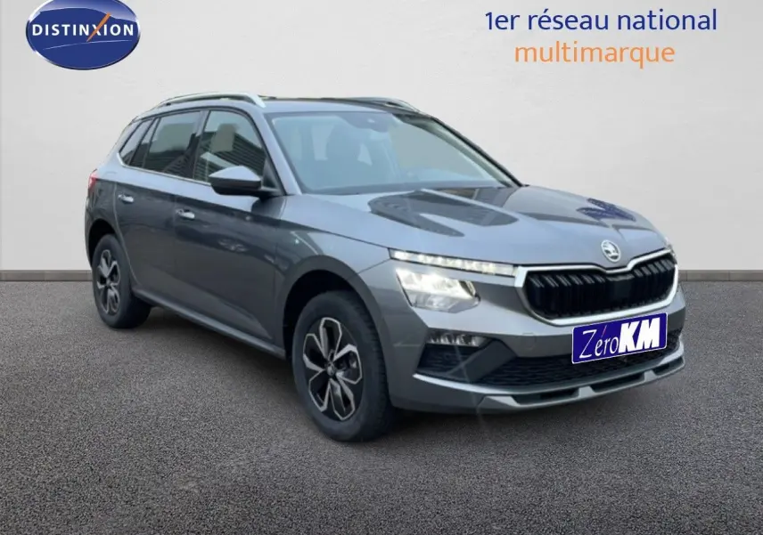 Vue 3/4 avant droit d’un Skoda Kamiq gris graphite métallisé avec calandre noire et jantes bi-ton.