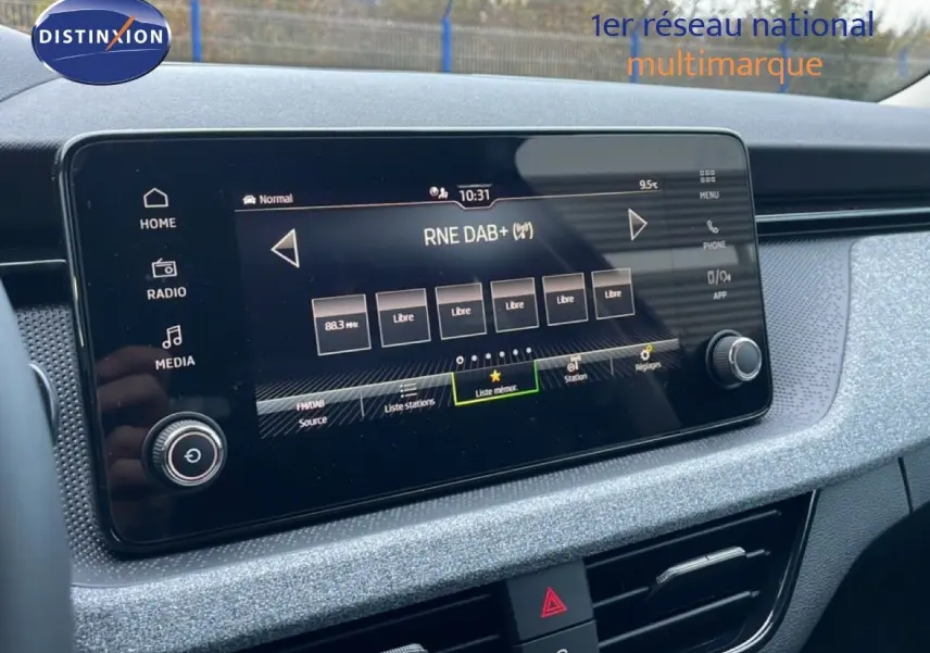 Écran tactile central du tableau de bord du Skoda Kamiq gris graphite, affichant la radio numérique RNE DAB+.