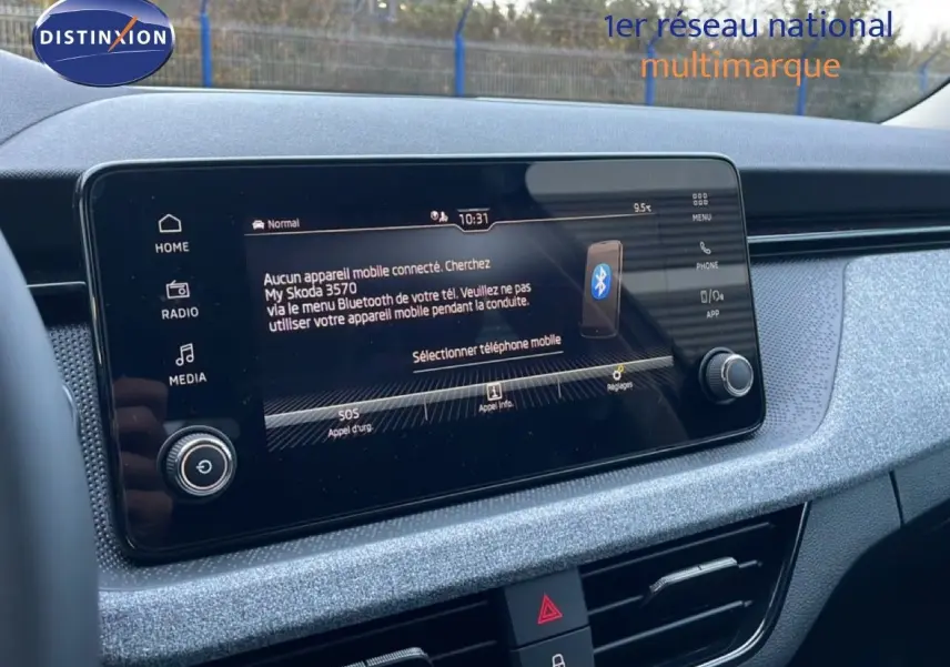 Écran tactile central du tableau de bord du Skoda Kamiq gris graphite, affichant le menu Bluetooth.