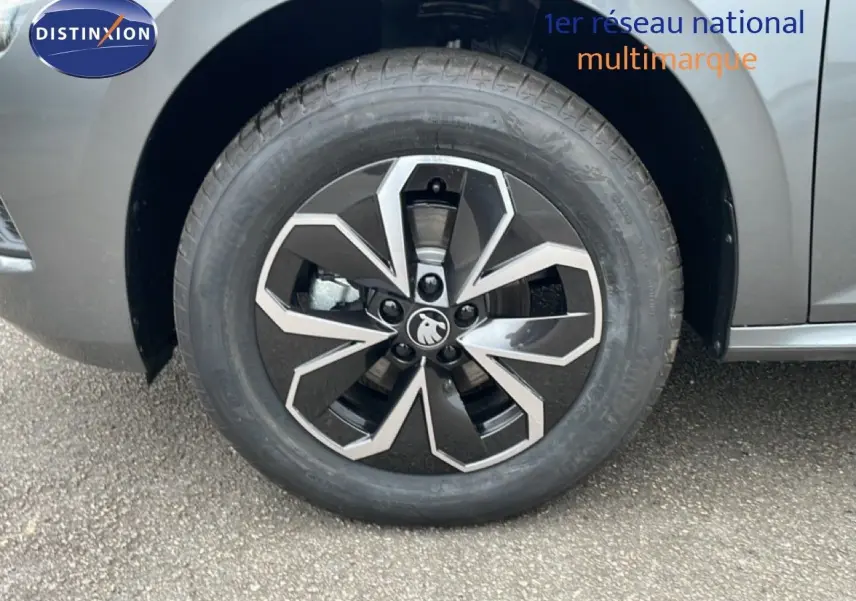 Gros plan sur la roue avant droite d’un Skoda Kamiq gris graphite métal avec jante alliage noire et argentée.
