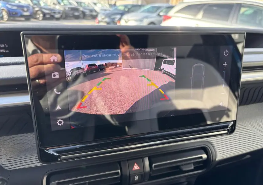 Écran central de la Citroën C3 Turbo 100 ch Max 2025 montrant la caméra de recul avec vue arrière du parking.