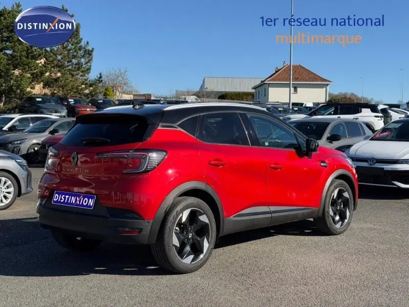 Renault Captur 1.0 Eco-G 100ch Techno rouge flamme en 3/4 arrière droit, toit noir et jantes noires distinctives.