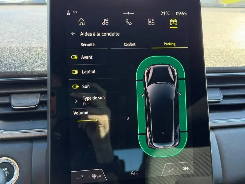 Écran tactile intérieur du Renault Captur 2025 montrant l’aide au stationnement avec vue schématique du véhicule noir.