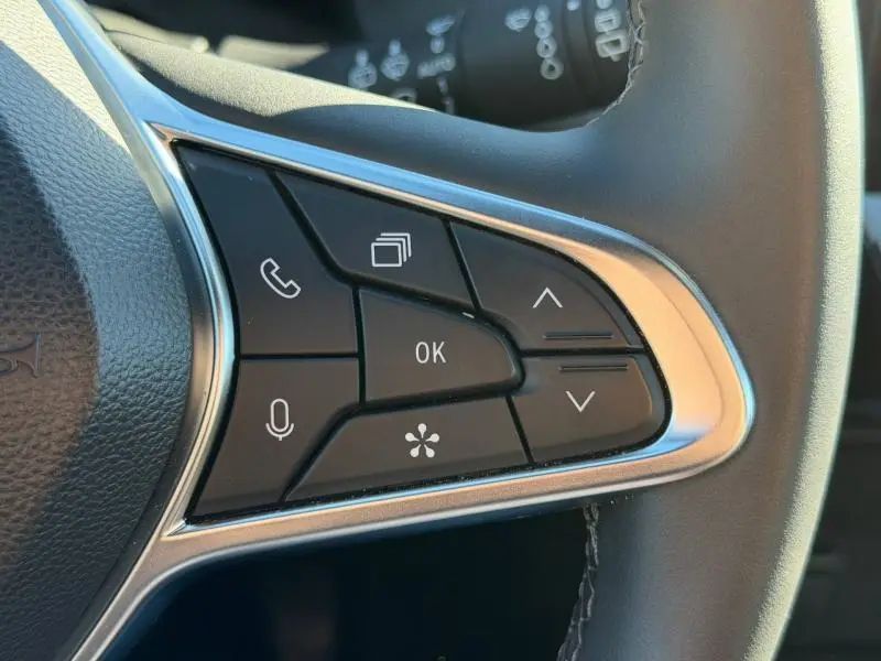 Gros plan sur les commandes multifonctions à droite du volant du Renault Captur 2025, finition Techno.