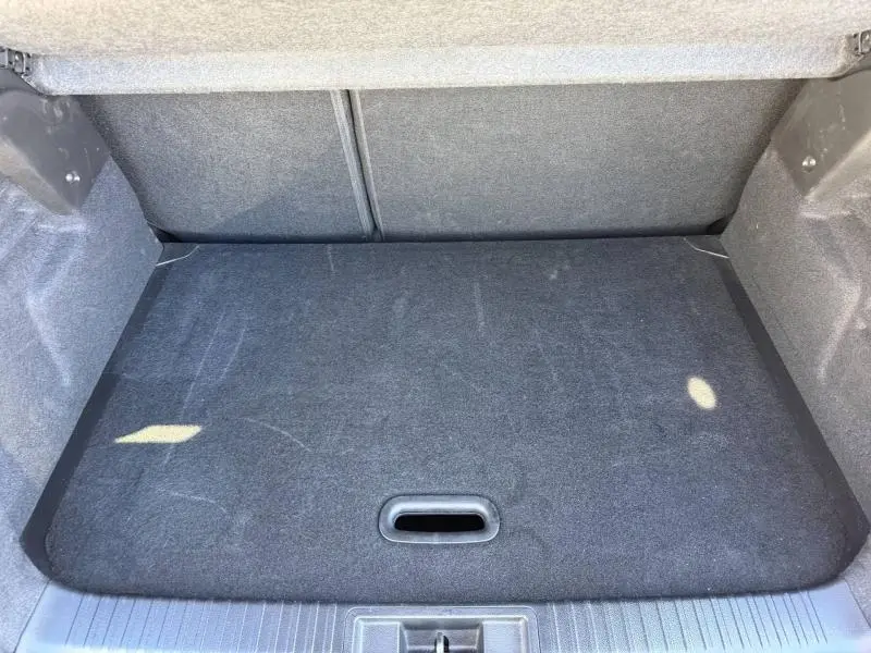 Coffre vide du Renault Captur 2025 vu de face, montrant le revêtement intérieur gris foncé.