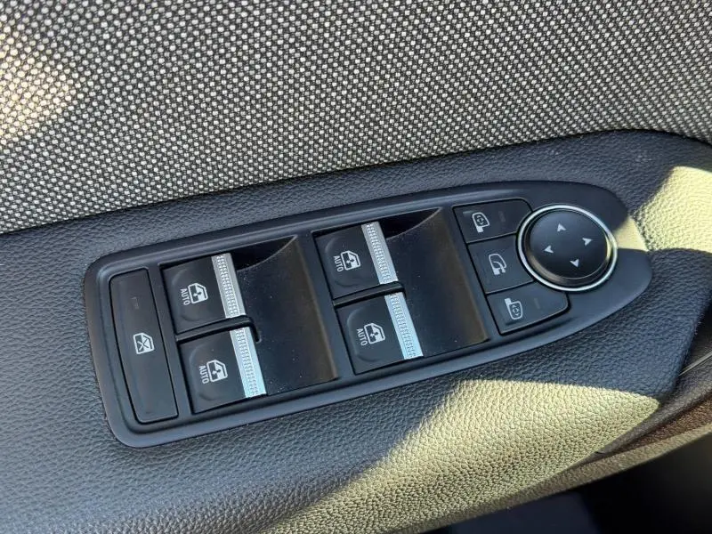 Panneau de commandes des vitres électriques et rétroviseurs côté conducteur du Renault Captur 2025, finition Techno.