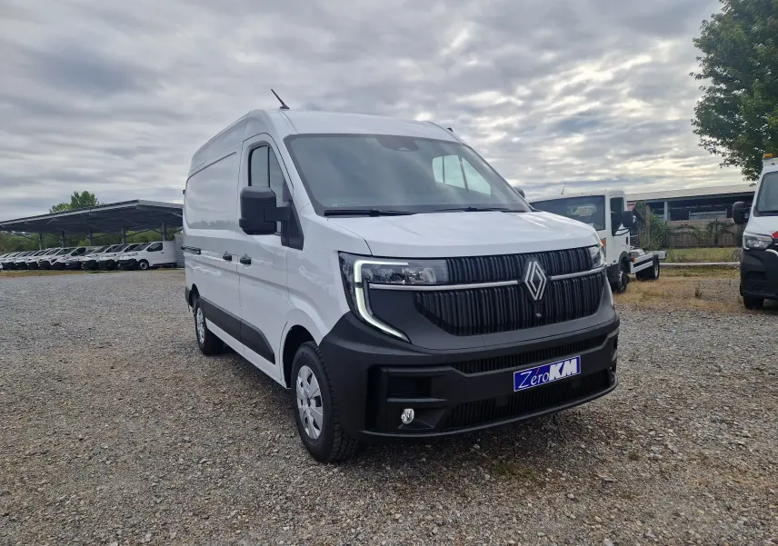 Renault Master blanc en vue 3/4 avant droit, avec calandre noire distinctive et plaque "Zero KM" visible.