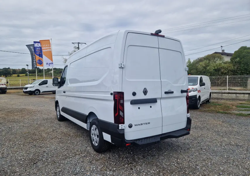 Vue 3/4 arrière droite du Renault Master blanc L2H2 avec caméra de recul et feux arrière LED distinctifs.