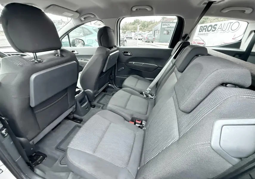 Vue intérieure côté droit des sièges arrière en tissu gris du Peugeot 5008 gris, montrant l'espace et les appuie-têtes réglables.