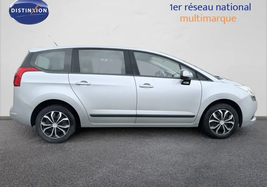 Vue de profil côté droit d'un Peugeot 5008 gris 5 portes avec jantes alliage et rétroviseurs noirs.