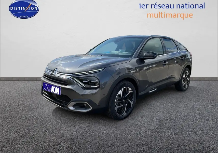 Citroën C4 gris platinium métal vue 3/4 avant droit, mettant en valeur ses optiques LED et jantes bi-ton.