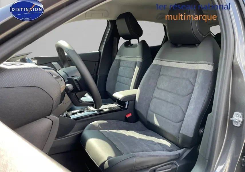 Intérieur de la Citroën C4 2024 en gris platinium, vue côté conducteur sur les sièges en cuir et alcantara.