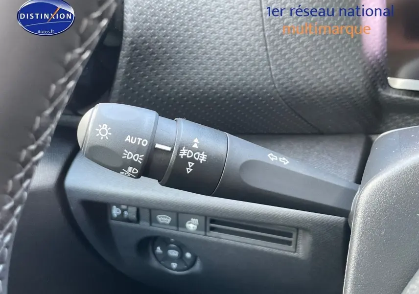 Gros plan sur la manette de commande des feux et clignotants dans l'habitacle d'une Citroën C4 gris platinium 2024.