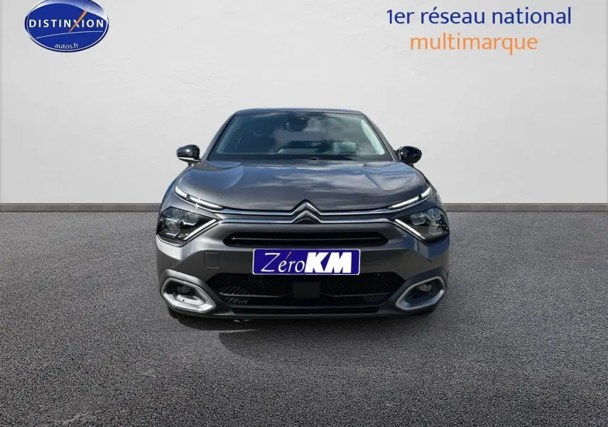 Vue frontale d'une Citroën C4 2024 gris platinium métal avec calandre distinctive et feux LED modernes.