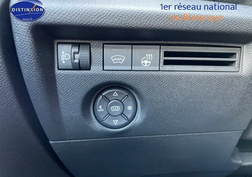 Détail du tableau de bord côté conducteur de la Citroën C4 2024 gris platinium avec commandes d'éclairage et ventilation.