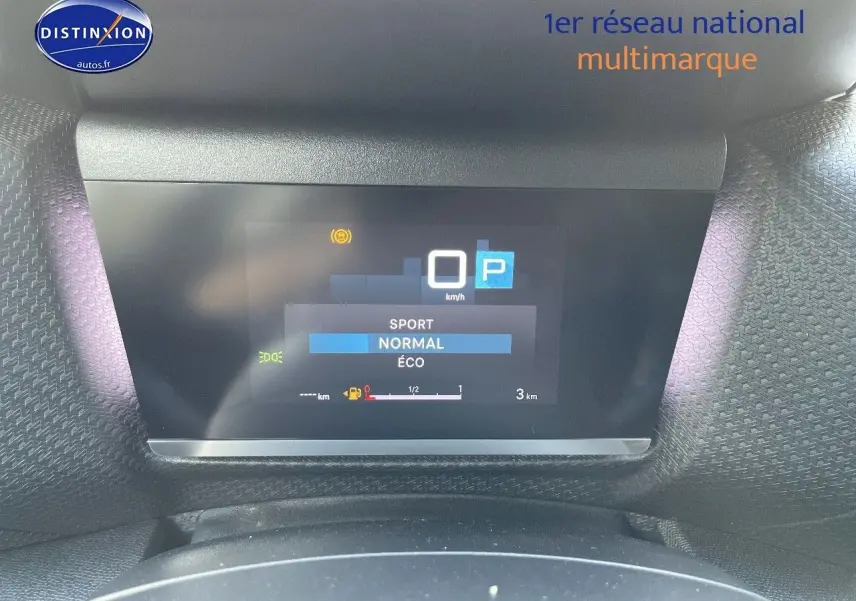 Affichage numérique du tableau de bord d'une Citroën C4 gris platinium, mode de conduite normal sélectionné.