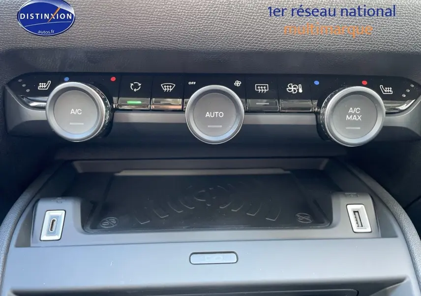 Tableau de bord de Citroën C4 2024 montrant les commandes de climatisation automatique et deux ports USB.