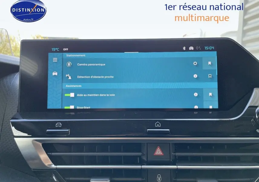 Écran tactile intérieur du Citroën C4 2024 gris platinium, affichant les aides à la conduite et stationnement.