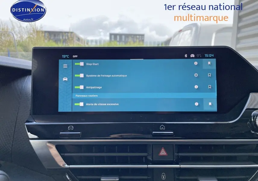 Écran tactile central affichant les aides à la conduite dans l'habitacle d'une Citroën C4 2024.