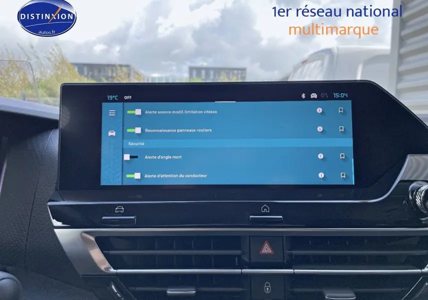 Écran tactile central affichant les alertes de sécurité dans l'habitacle d'une Citroën C4 gris platinium 2024.