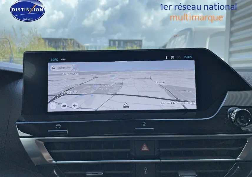 Écran tactile central affichant la navigation dans l'habitacle d'une Citroën C4 gris platinium 2024.