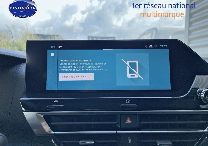Écran tactile central du tableau de bord de la Citroën C4 2024 gris platinium, affichant la connexion Bluetooth inactive.