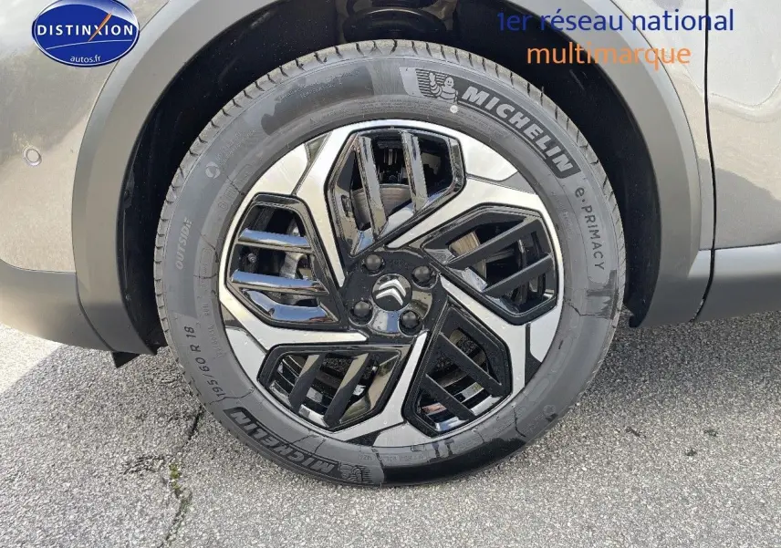 Gros plan sur la jante avant droite en alliage bicolore noir et argent du Citroën C4 gris platinium métal 2024.