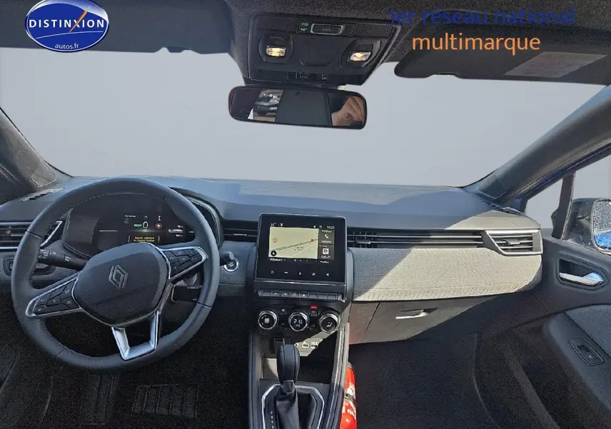 Intérieur avant de la Renault Clio V bleu iron 2025, tableau de bord moderne avec écran tactile et volant multifonction.