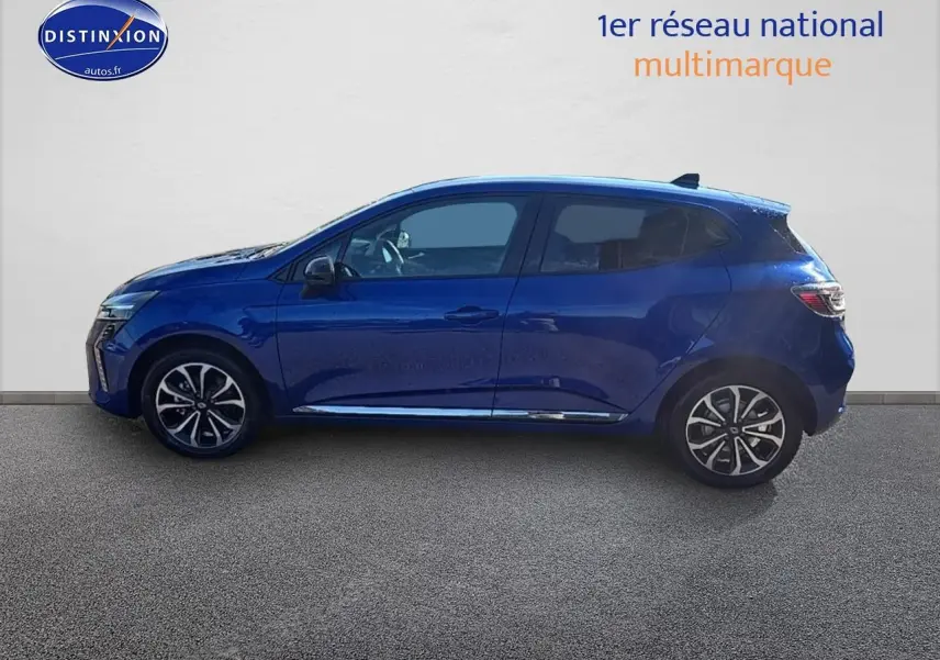 Profil droit d'une Renault Clio V 1.6 e-tech 145 techno bleu iron avec jantes alu et vitres surteintées.