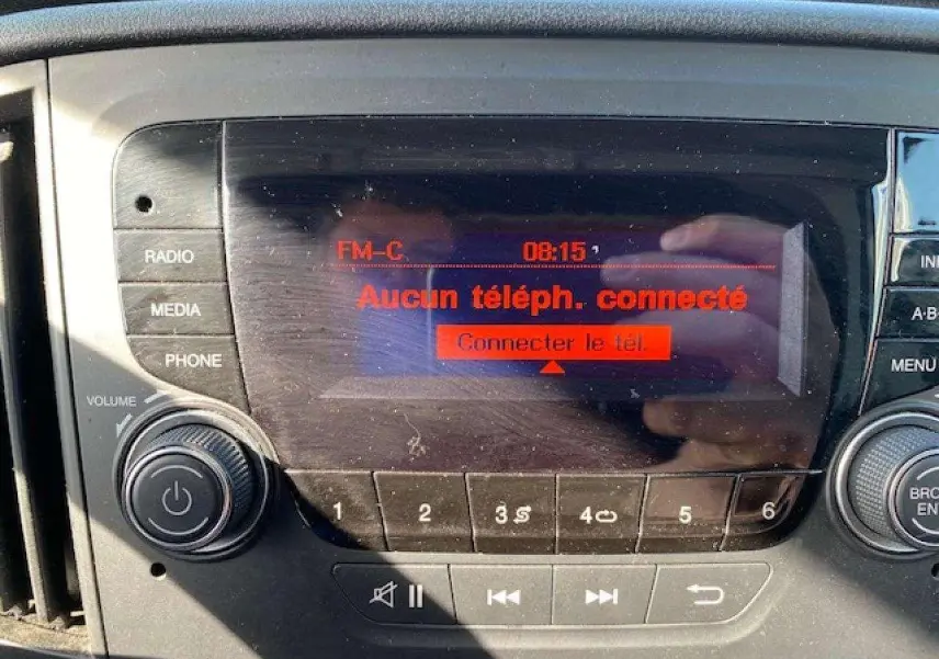 Affichage central de l'autoradio du Fiat Doblo 2017 montrant l'option Bluetooth sans téléphone connecté.